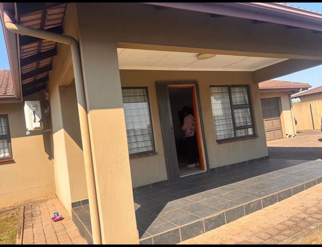 3 BEDROOM TOWNHOUSE FOR SALE IN ZSM INDUSTRIAL